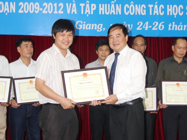 HUTECH vinh dự nhận khen thưởng tại “Hội nghị tổng kết công tác HS,SV giai đoạn 2009-2012” 12