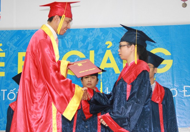 Hơn 300 cử nhân khoa Quản trị kinh doanh và khoa Kế toán – Tài chính – Ngân hàng vinh dự nhận bằng t 12