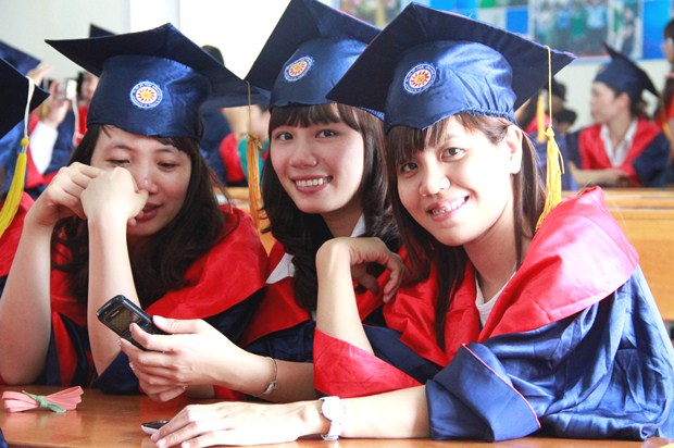Hơn 300 cử nhân khoa Quản trị kinh doanh và khoa Kế toán – Tài chính – Ngân hàng vinh dự nhận bằng t 4