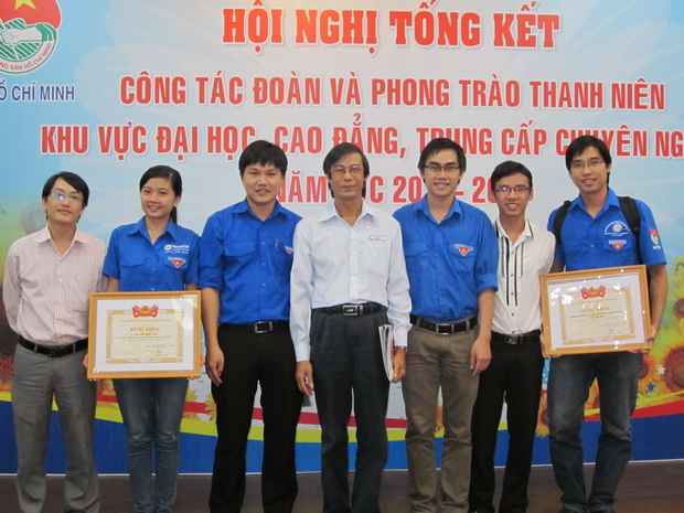 Đoàn Thanh niên HUTECH xếp thứ 4 thành phố về hoạt động phong trào năm học 2011 – 2012 11