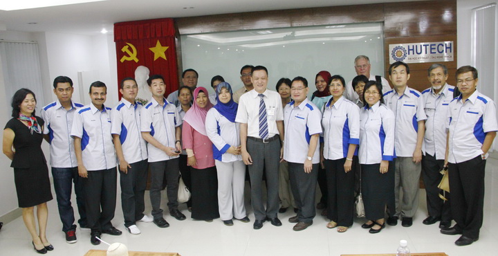 Open University Malaysia (OUM) Delegation visits HUTECH 47