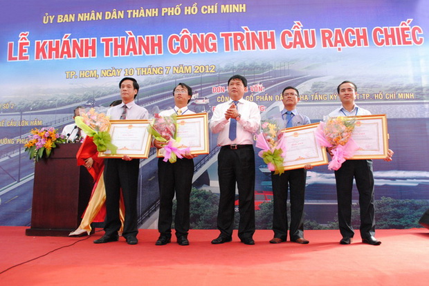 Minister Dinh La Thang awarded certificates of merit to Hutech alumni 24