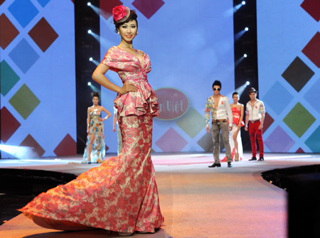 Hutech Students won the title Friendly Supermodel  in the final round of  "Supermodel Vietnam 2012" 7