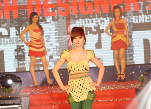 Contestant Nguyen Thi Ngoc Mai from Hanoi won the first prize of  "HUTECH Designer 2012" 115