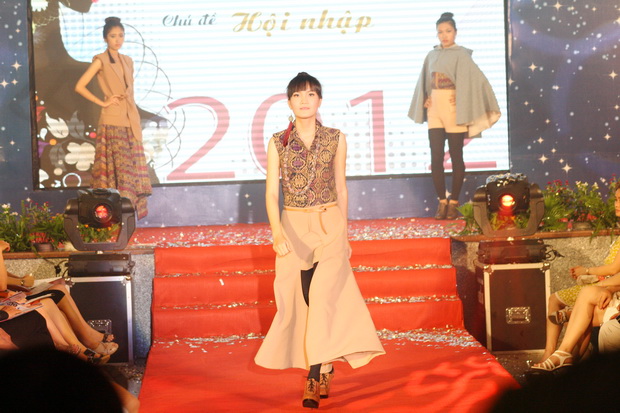 Contestant Nguyen Thi Ngoc Mai from Hanoi won the first prize of  "HUTECH Designer 2012" 60