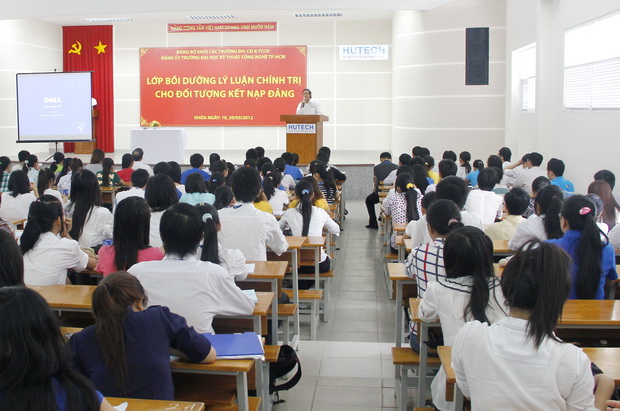 Nhiều hoạt động sôi nổi tại HUTECH dịp kỷ niệm 122 năm ngày sinh nhật Bác (19/5/1890 - 19/5/2012) 4