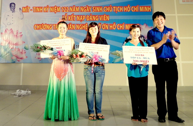 Nhiều hoạt động sôi nổi tại HUTECH dịp kỷ niệm 122 năm ngày sinh nhật Bác (19/5/1890 - 19/5/2012) 26