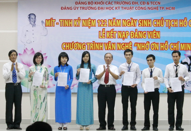 Nhiều hoạt động sôi nổi tại HUTECH dịp kỷ niệm 122 năm ngày sinh nhật Bác (19/5/1890 - 19/5/2012) 18
