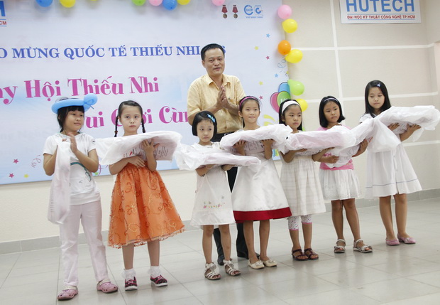 Rộn ràng ngày Tết Thiếu nhi dành cho các bé tại HUTECH 10