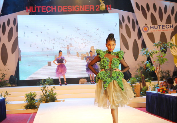 Thí sinh HUTECH Designer 2012 gấp rút hoàn thiện mẫu thật dự Vòng Chung kết 4