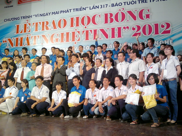 11 sinh viên HUTECH vinh dự nhận học bổng “Nhất nghệ tinh 2012” 4