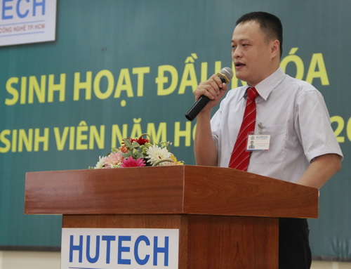 Đông đảo tân sinh viên Khoa Cao đẳng thực hành HUTECH rộn ràng trong buổi sinh hoạt đầu khóa 16