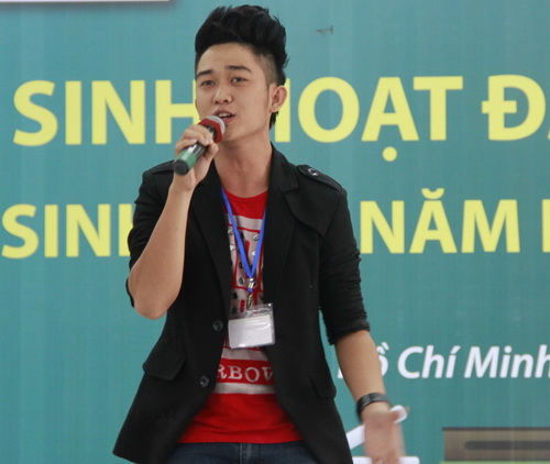 Đông đảo tân sinh viên Khoa Cao đẳng thực hành HUTECH rộn ràng trong buổi sinh hoạt đầu khóa 23