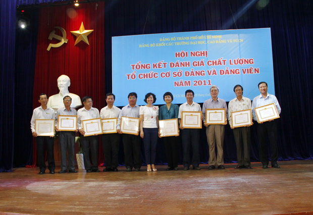 Nhiều bằng khen tặng cho Đảng bộ HUTECH tại Hội nghị tổng kết công tác Đảng 2011 10