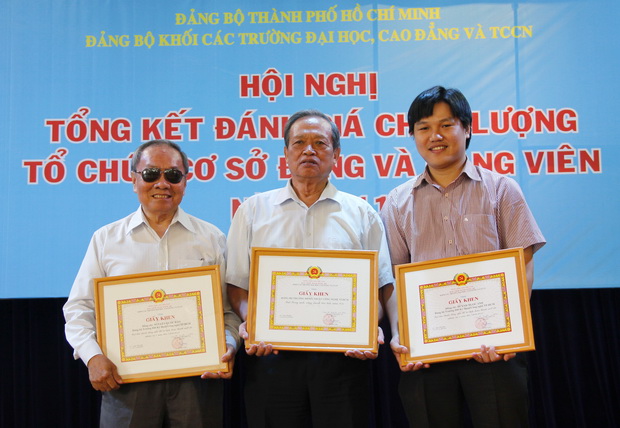 Nhiều bằng khen tặng cho Đảng bộ HUTECH tại Hội nghị tổng kết công tác Đảng 2011 4