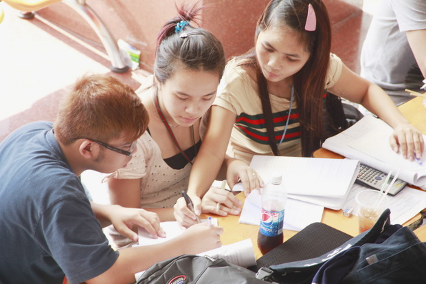 Sinh viên khóa 2011 hệ chính quy ban ngày rộn ràng với kỳ thi Học kỳ 2 (2011 - 2012) 6