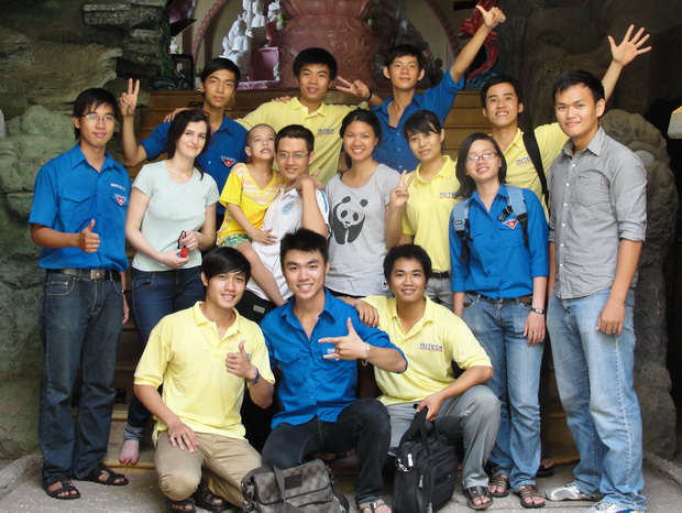 HUTECH students volunteer for charity during the holidays 30/4 and 01/5. 84