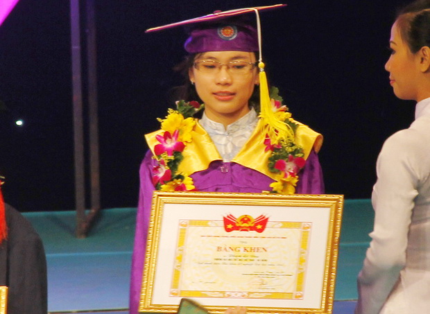 Sinh viên HUTECH được vinh danh tại “Lễ vinh danh thủ khoa tốt nghiệp đại học 2011” 8