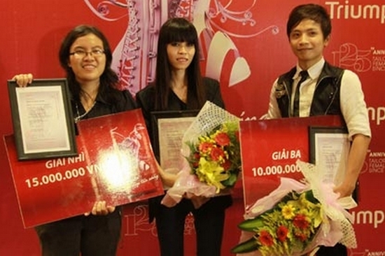 Hutech students in the final round of  contest "Triumph Inspiration Award - Shanghai 2012" . 113
