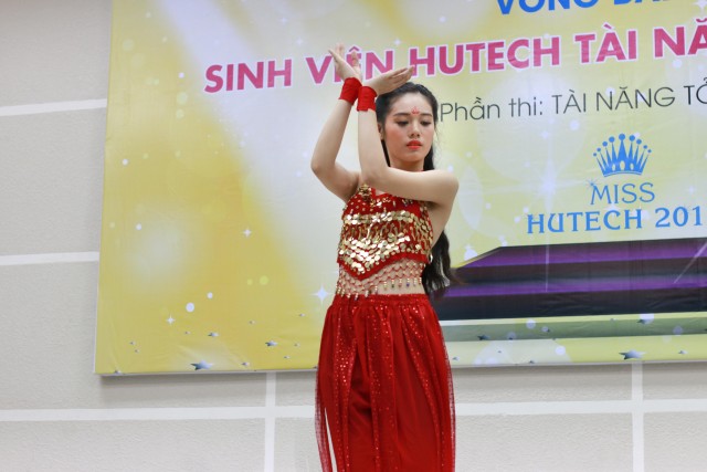 Miss HUTECH 2015: Thí sinh đọ tài sắc trong phần thi "Tỏa sáng tài năng"  52