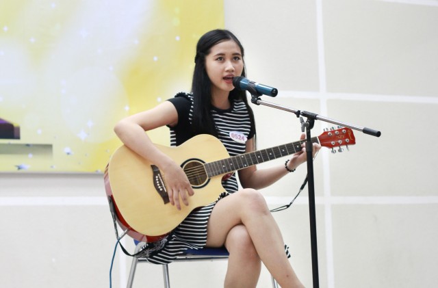 Miss HUTECH 2015: Thí sinh đọ tài sắc trong phần thi "Tỏa sáng tài năng"  11