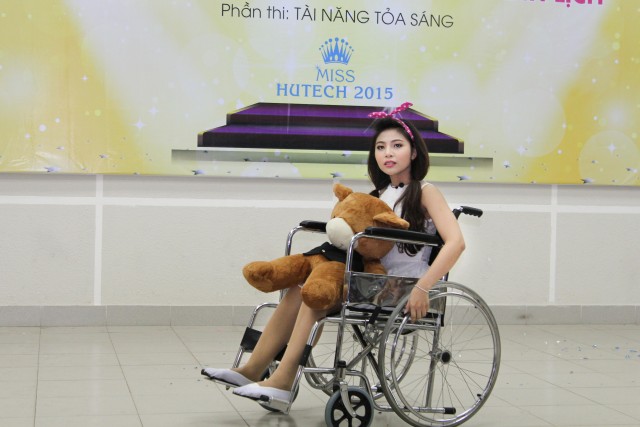 Miss HUTECH 2015: Thí sinh đọ tài sắc trong phần thi "Tỏa sáng tài năng"  18
