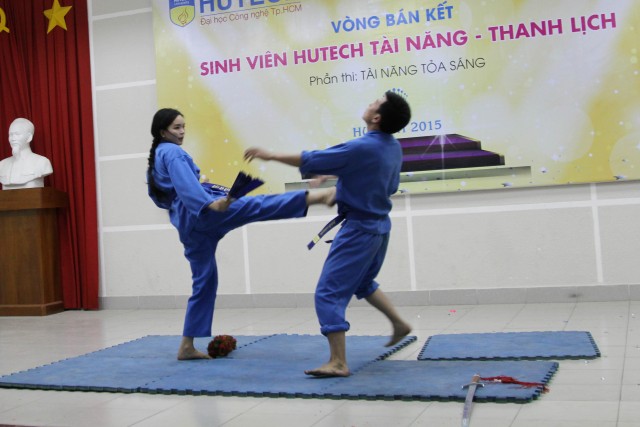 Miss HUTECH 2015: Thí sinh đọ tài sắc trong phần thi "Tỏa sáng tài năng"  30