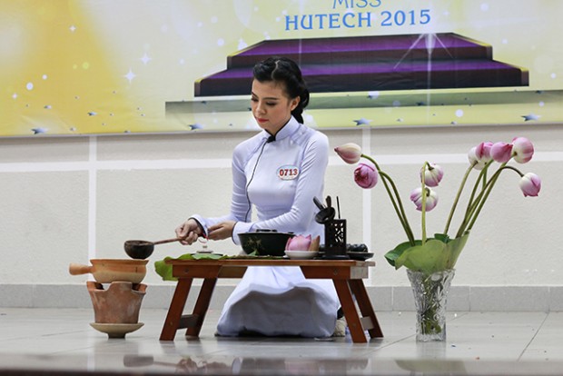 Miss HUTECH 2015: Thí sinh đọ tài sắc trong phần thi "Tỏa sáng tài năng"  45