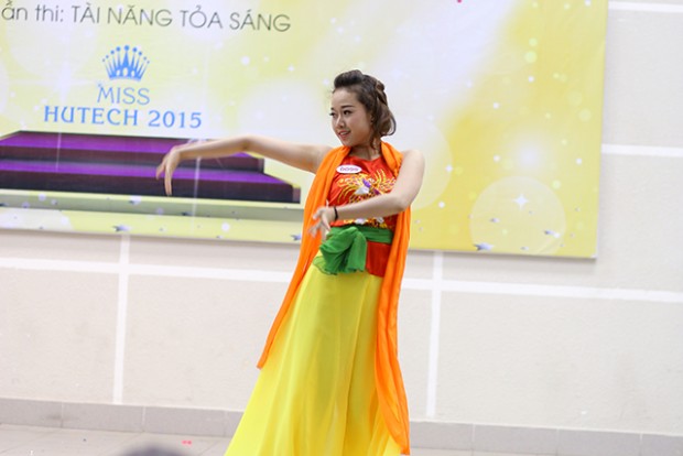 Miss HUTECH 2015: Thí sinh đọ tài sắc trong phần thi "Tỏa sáng tài năng"  58
