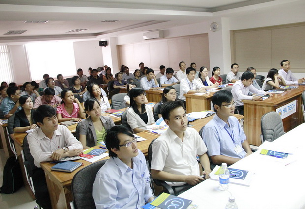 Hội đồng Anh, Sterling Group tổ chức nói chuyện chuyên đề với giảng viên HUTECH 12