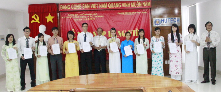 HUTECH kết nạp 12 quần chúng ưu tú vào Đảng dịp Quốc Khánh và đầu năm học mới 2012 – 2013 28