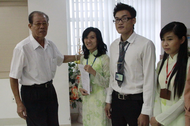 HUTECH kết nạp 12 quần chúng ưu tú vào Đảng dịp Quốc Khánh và đầu năm học mới 2012 – 2013 22