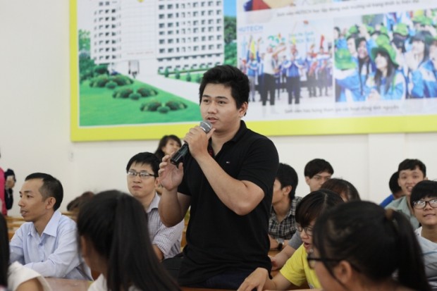 HUTECH STUDENTS DIALOGUED WITH BUSINESSMEN ON THE INTEGRATION OF VIETNAM INTO AEC 12
