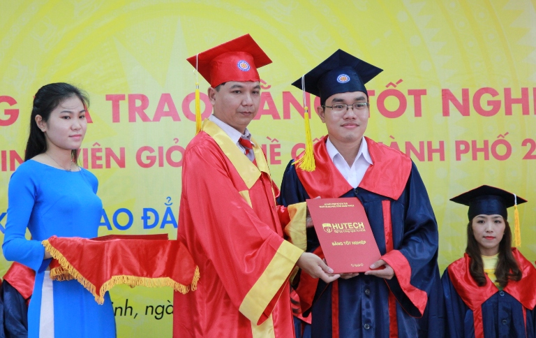 SV Cao đẳng thực hành Khóa 2011, 2012 rộn ràng trong lễ nhận bằng tốt nghiệp  28
