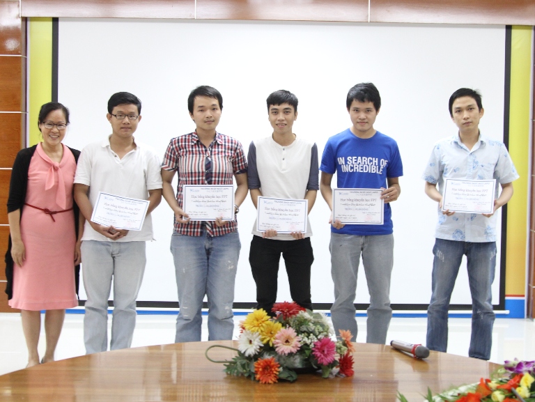Sinh viên khoa Công nghệ thông tin được trao chứng chỉ GST 34