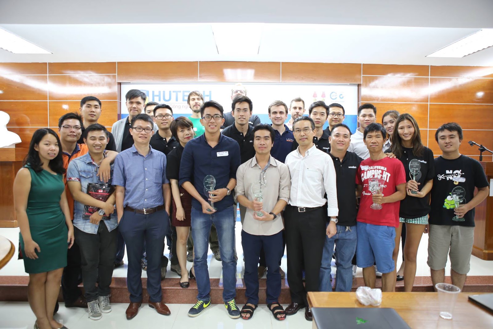 HUTECH students received “Excellent Coding Skill” Award in Vietnam Hackademics 2015. 39