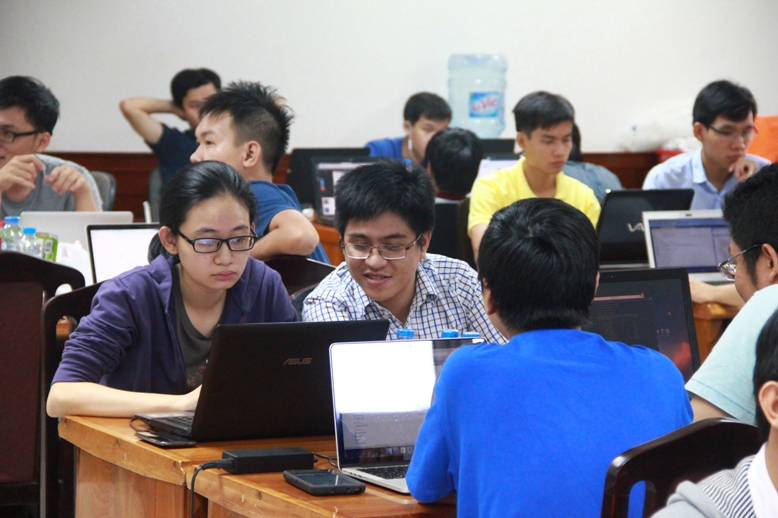 HUTECH students received “Excellent Coding Skill” Award in Vietnam Hackademics 2015. 31