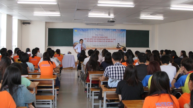 HUTECH students interact with legal expert Nguyen Van Nam 44