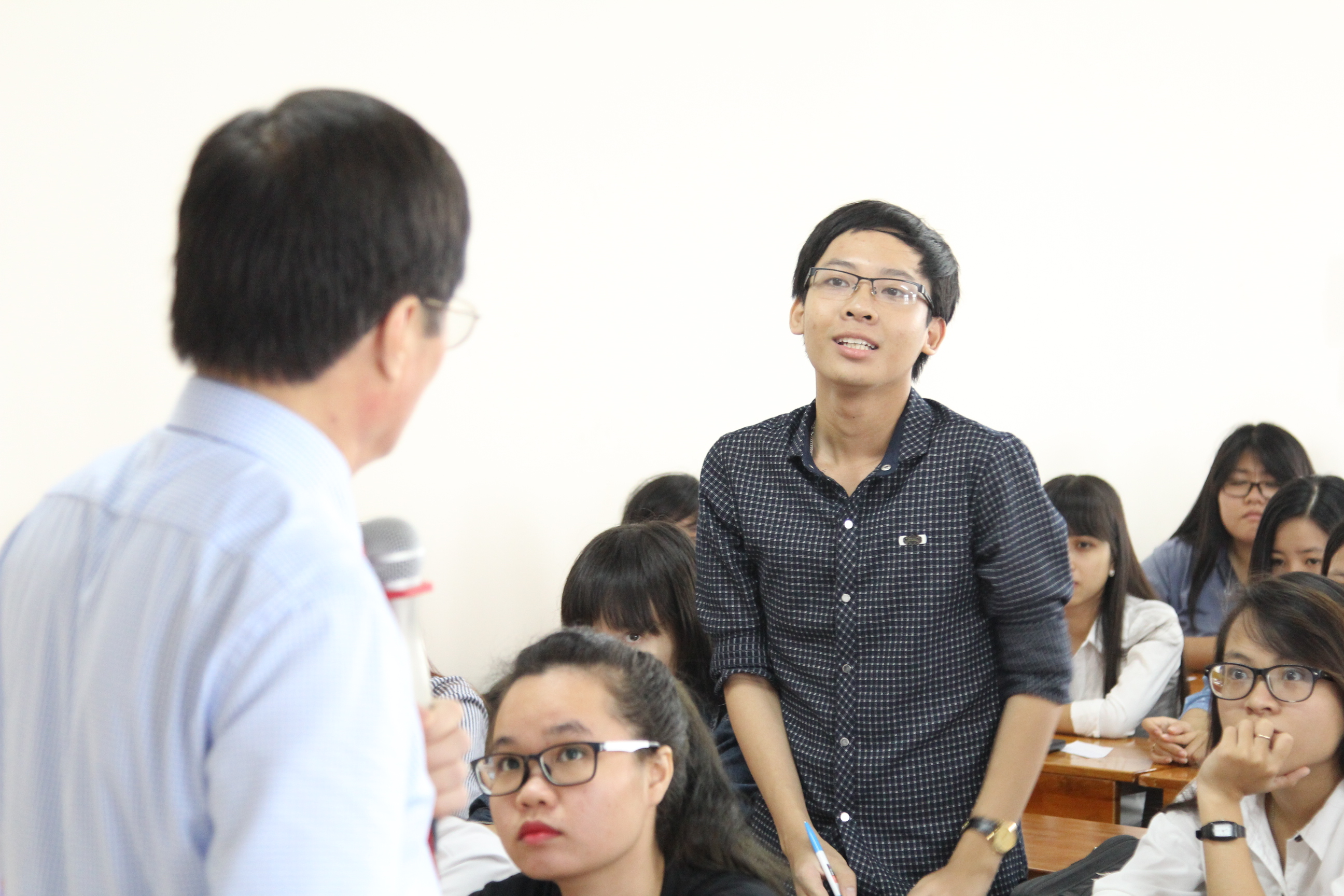 HUTECH students interact with legal expert Nguyen Van Nam 30