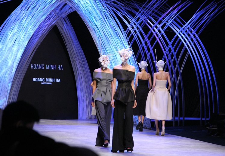Giảng viên HUTECH gây ấn tượng mạnh tại “Vietnam International Fashion Week 2015” 53