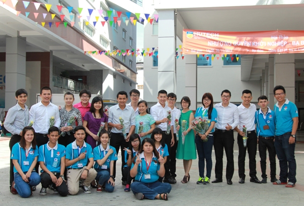 Sôi nổi chuỗi hoạt động chào mừng ngày Nhà giáo Việt Nam tại HUTECH 208