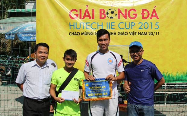 Đội bóng Chương trình quốc tế ĐH Mở Malaysia vô địch HUTECH IIE CUP 2015 55