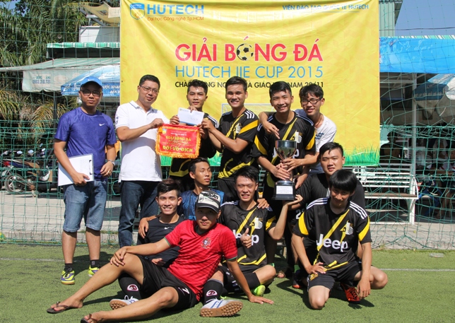 Đội bóng Chương trình quốc tế ĐH Mở Malaysia vô địch HUTECH IIE CUP 2015 41