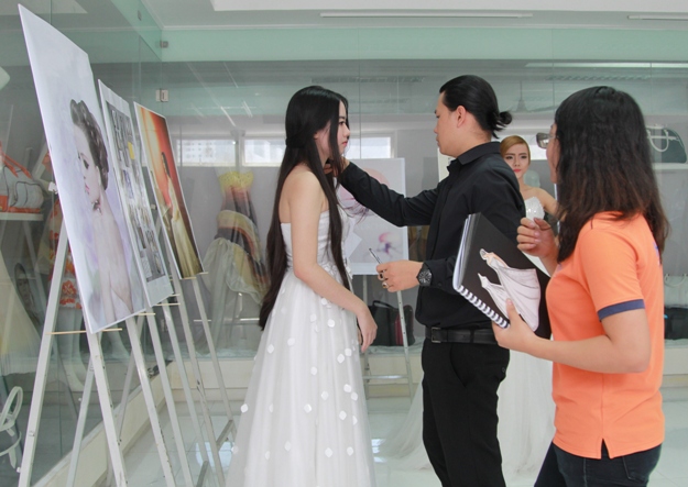 NTK Hoàng Minh Hà đánh giá cao báo cáo thực tập của SV Thiết kế thời trang