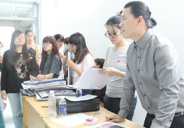 NTK Hoàng Minh Hà hướng dẫn sinh viên báo cáo thực tập