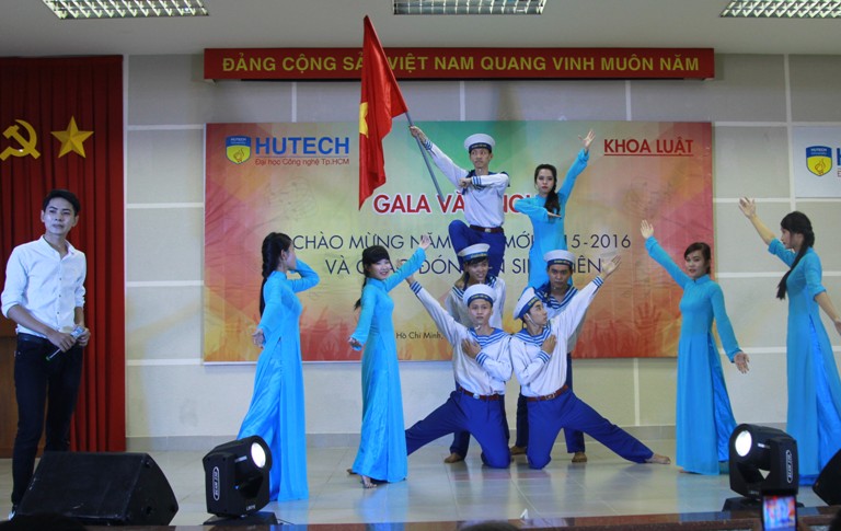 Khoa Luật rộn ràng chào đón tân sinh viên khóa 2015