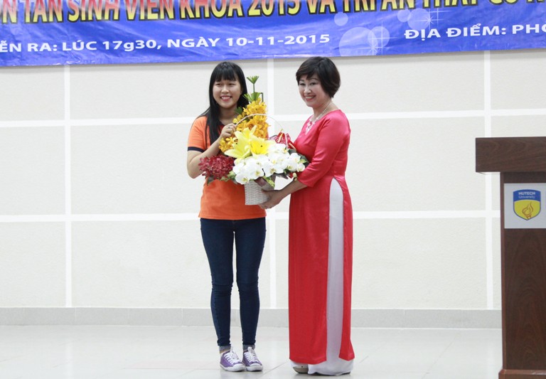 Khoa KHXH&NV rộn ràng chào đón tân sinh viên khóa 2015