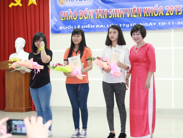 Khoa KHXH&NV rộn ràng chào đón tân sinh viên 