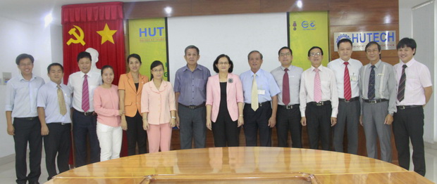 Chủ tịch UBND quận Bình Thạnh thăm và chúc mừng HUTECH nhân ngày Nhà giáo Việt Nam 17