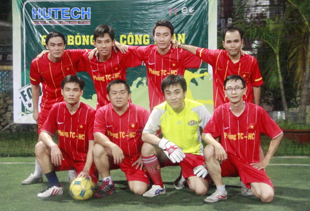 Phòng Tư vấn –Tuyển sinh –Truyền thông vô địch giải bóng đá Công đoàn 2012 19